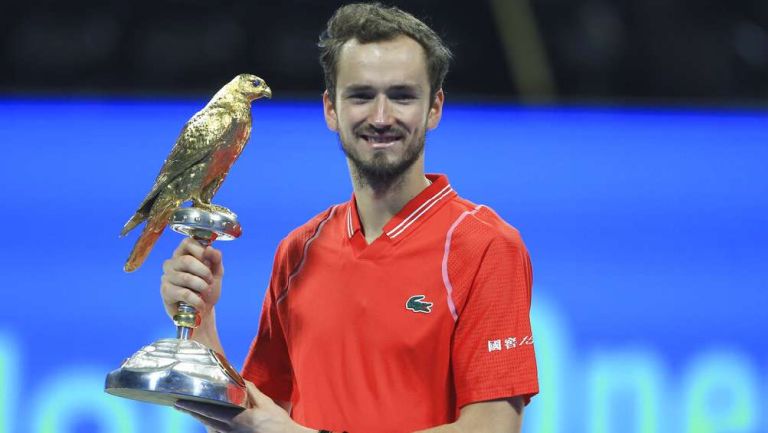 Daniil Medvedev con el trofeo del Abierto de Qatar