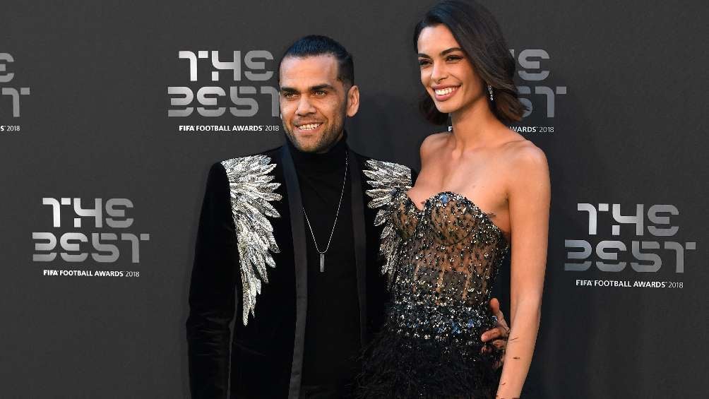 Dani Alves con Joana Sanz en The Best 2018