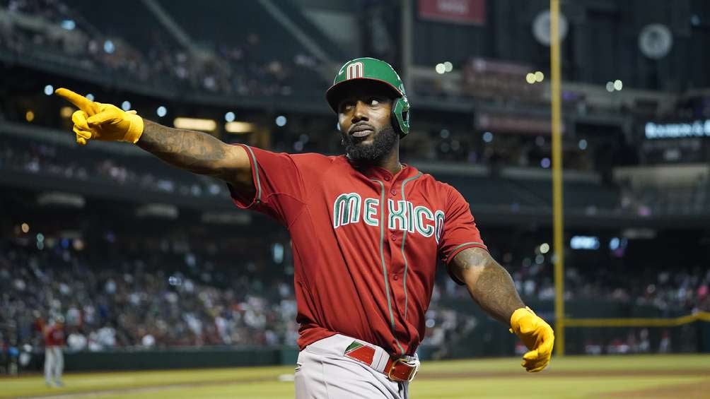 Randy Arozarena celebra carrera ante Canadá