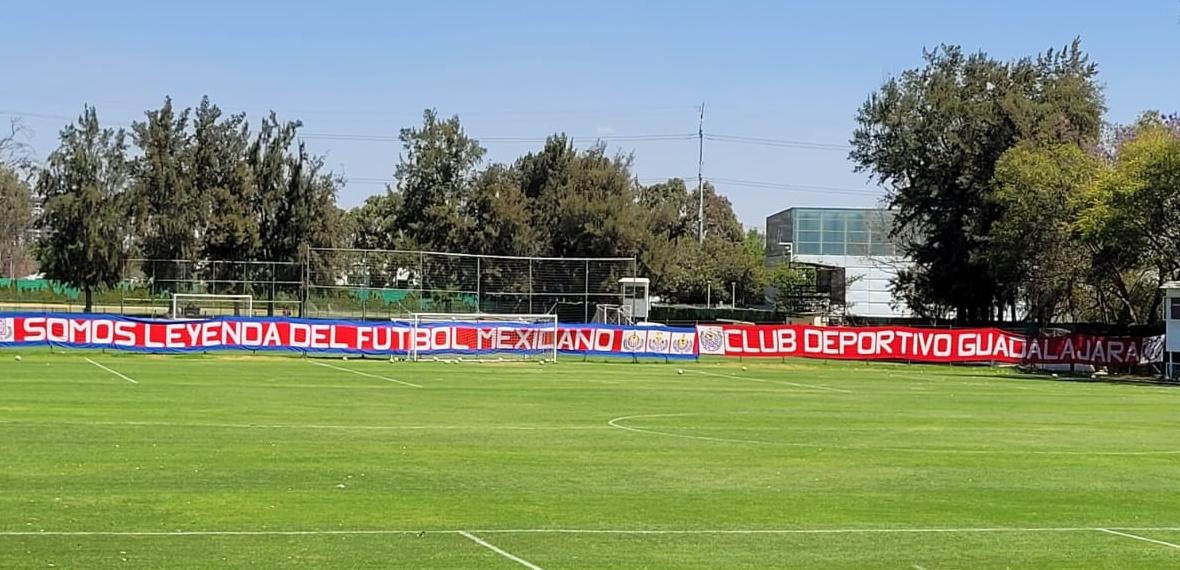 Aficionados colocaron mantas durante el entrenamiento