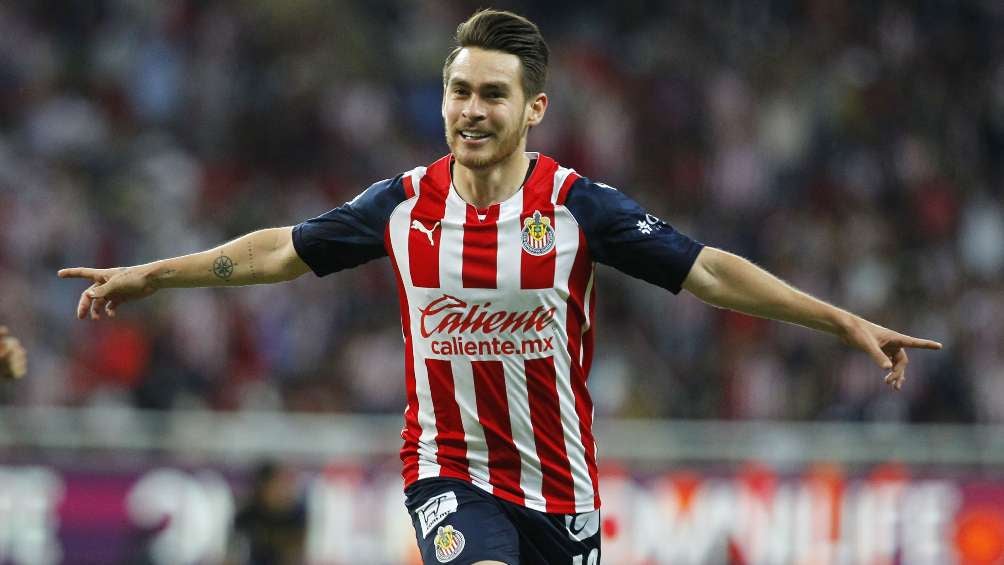 Jesús Angulo celebra gol con Chivas