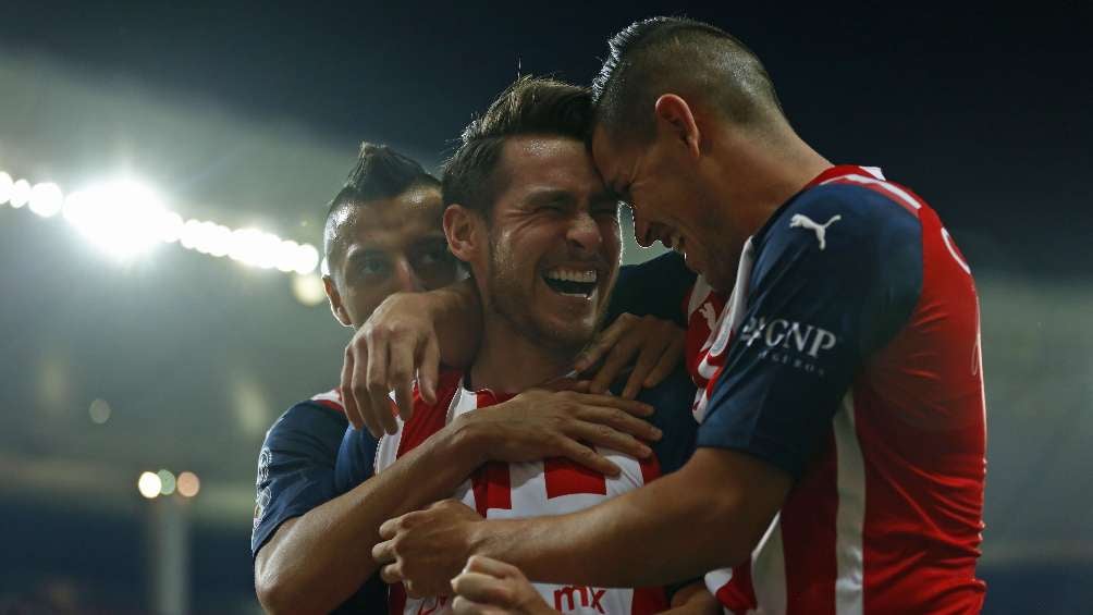 Jugadores de Chivas festejando anotación