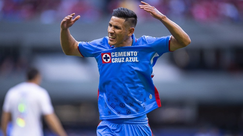 Uriel Antuna celebra un gol con Cruz Azul