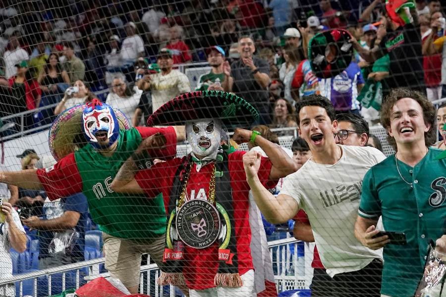 Afición azteca en el Clásico Mundial de Beisbol