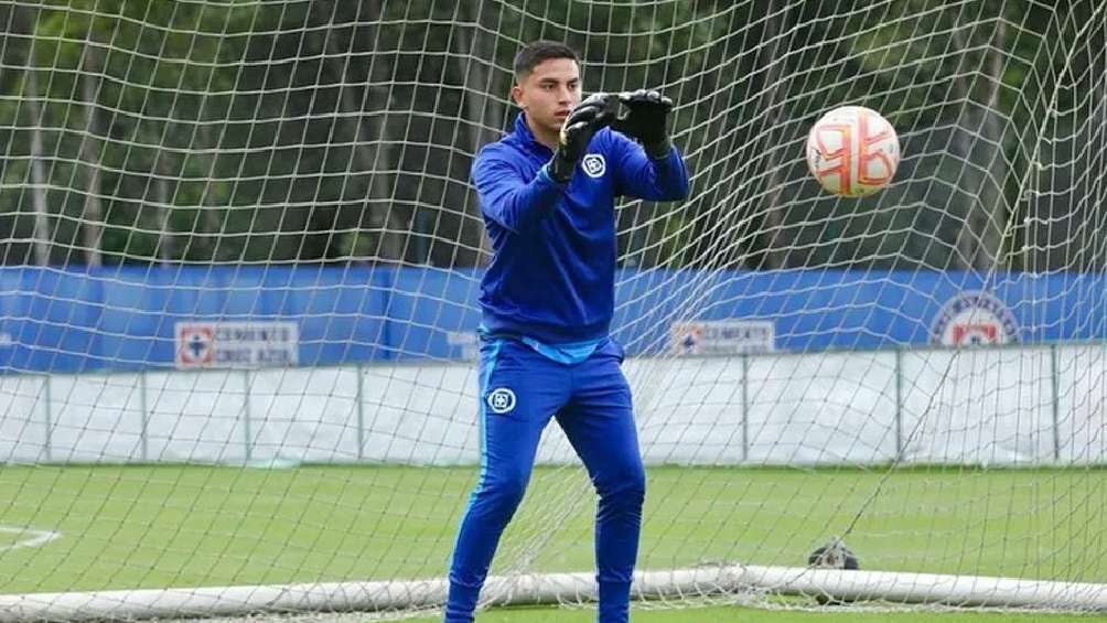 El joven portero entrenando con Cruz Azul