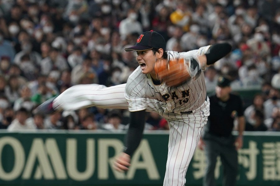 Shohei Othani lanzando en juego con Japón 