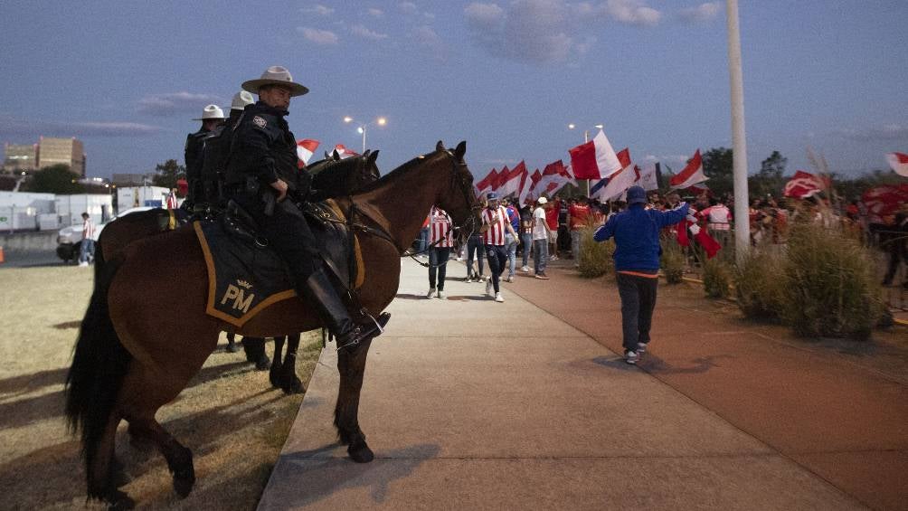 La policía cuida a la afición en el Clásico Nacional