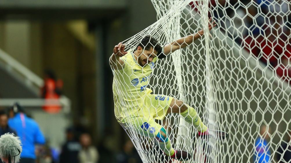 Henry Martín en festejo de gol