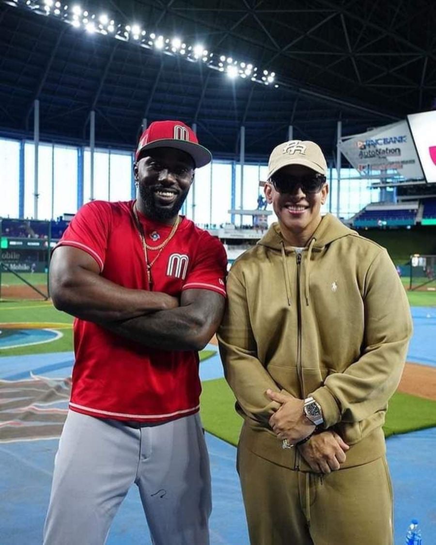 Daddy Yankee con Arozarena previo al juego de Cuartos de Final 