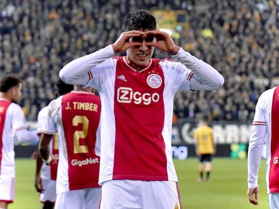 Edson Álvarez celebrando anotación con el  Ajax 