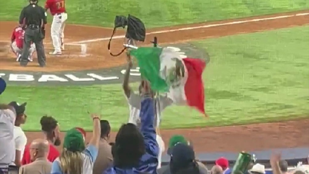 6ix9ine defiende la bandera de México y se pelea en el Clásico Mundial de Beisbol