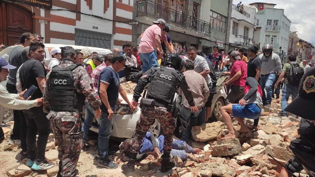 Gente colaborando para ayudar en escombros