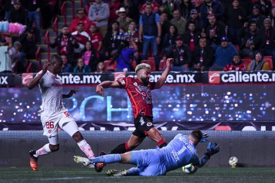 Lucha del esférico en partido de Xolos vs Diablos Rojos 