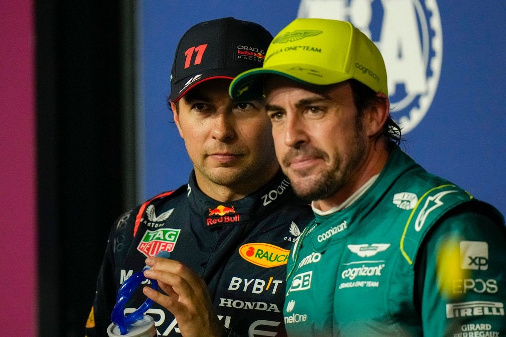 Checo y Alonso compartieron la primera línea de salida