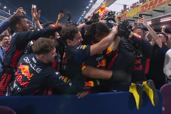 Red Bull 'apapachando' a Checo