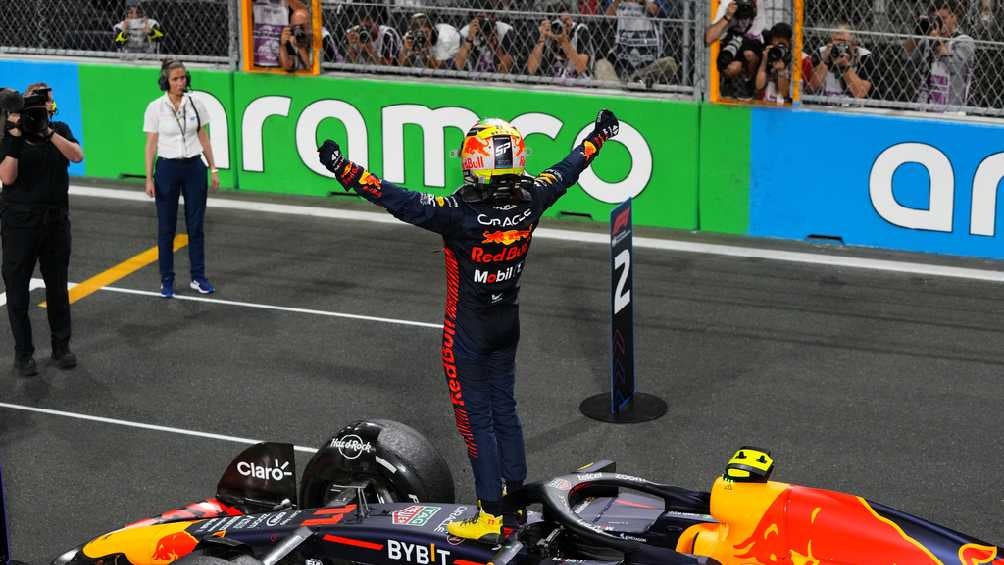 Checo Pérez celebra victoria