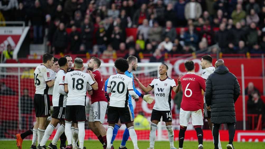 Discusión entre jugadores del Fulham y Manchester