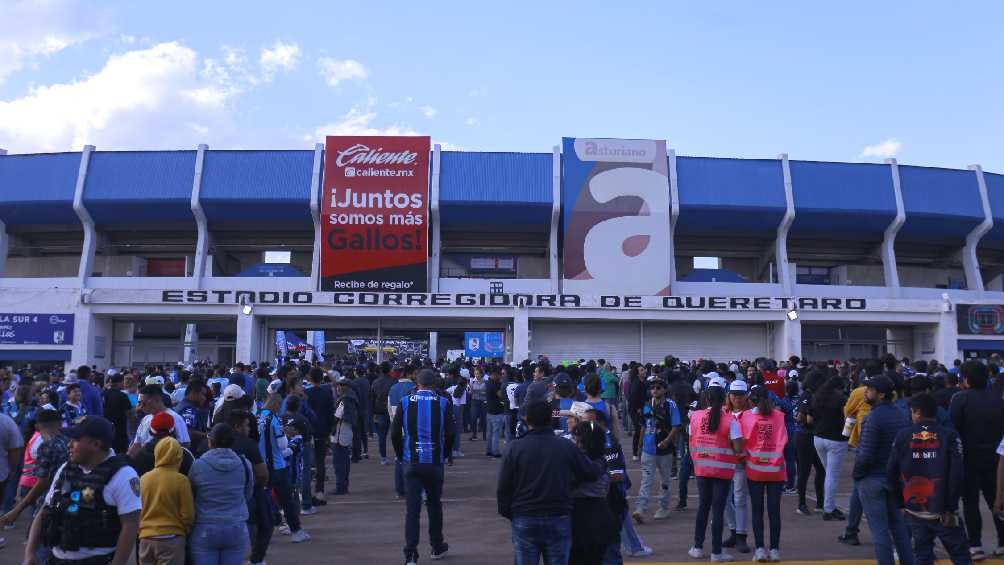 Aficionados esperando para entrar al estadio de Gallos