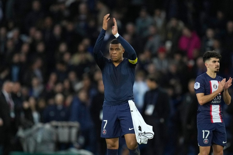 Mbappé agradeciendo a la afición del PSG