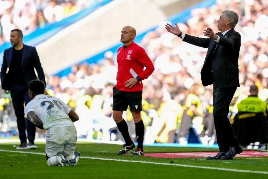 Carlo Ancelotti dirigiendo partido de LaLiga