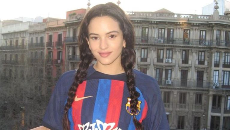 Rosalía con el jersey del Barcelona 