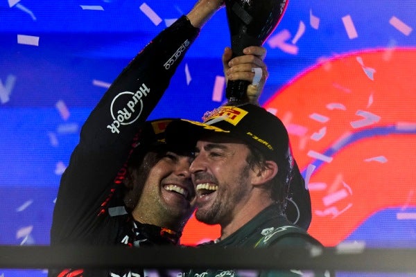 Checo junto a Fernando Alonso en el podio