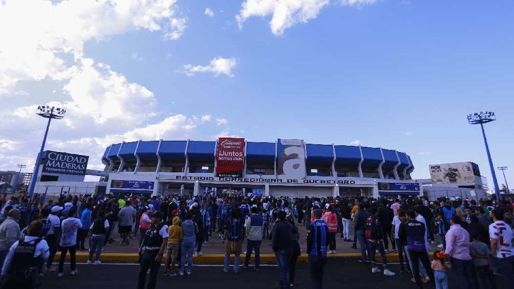 Gente entrando al estadio Corregidora