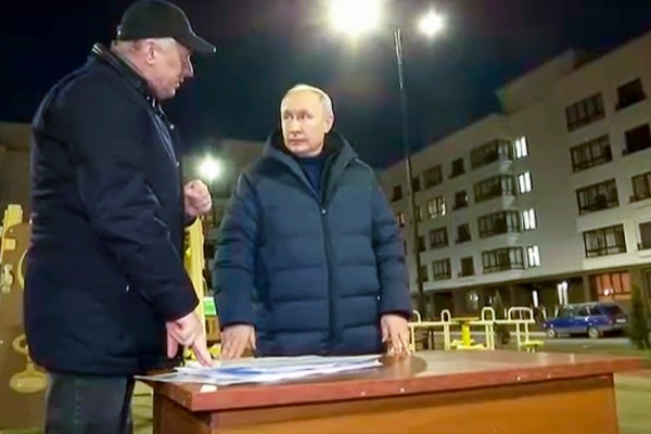 Putin habló con gente de la zona