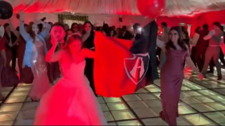 Novia con la bandera rojinegra 