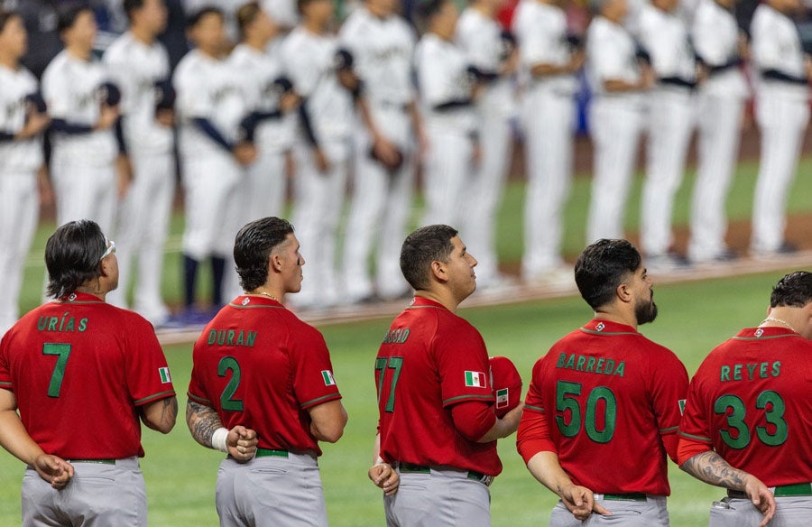 Mexicanos durante el himno nacional