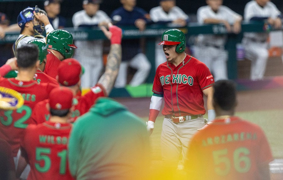 Luis Urías celebra cuadrangular