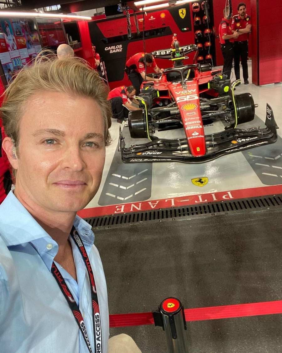 Nico Rosberg con el monoplaza de Ferrari 