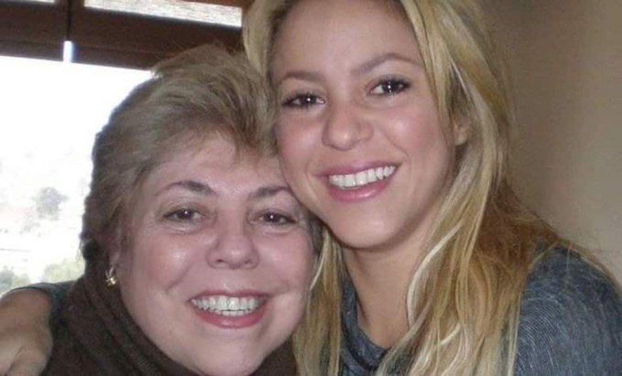 Shakira y su mamá sonriendo en foto 