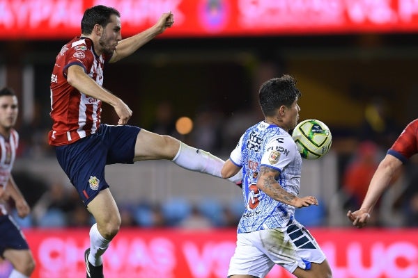 Mayorga en competencia por el balón 