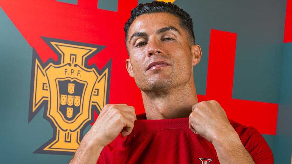 Ronaldo mostrando la nueva playera de su Selección