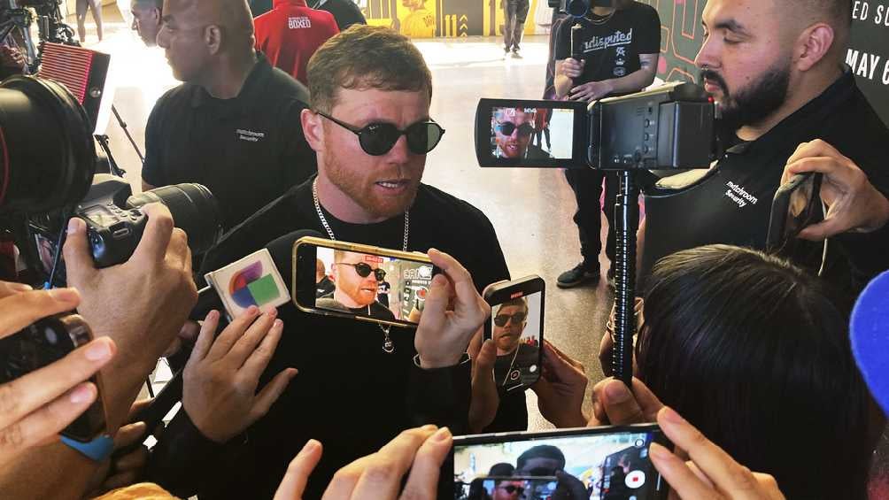 El campeón boxeador hablando a la media