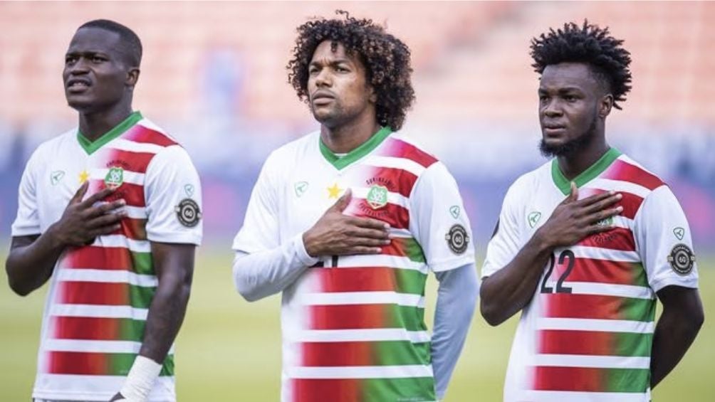 La selección de Surinam previo a un encuentro en Concacaf