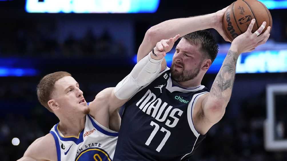 DiVincenzo defendiendo ante Doncic