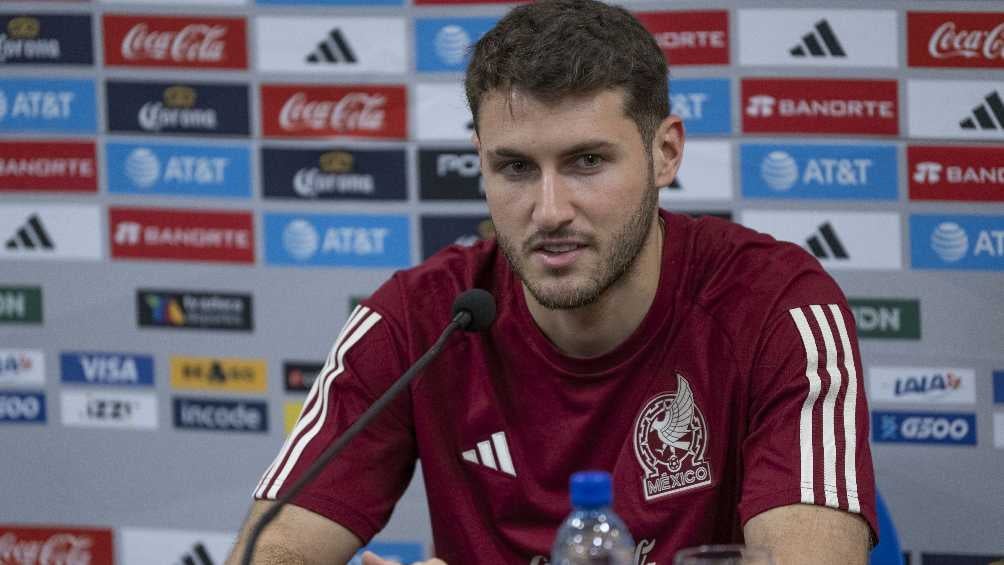 Santiago Giménez en conferencia de prensa