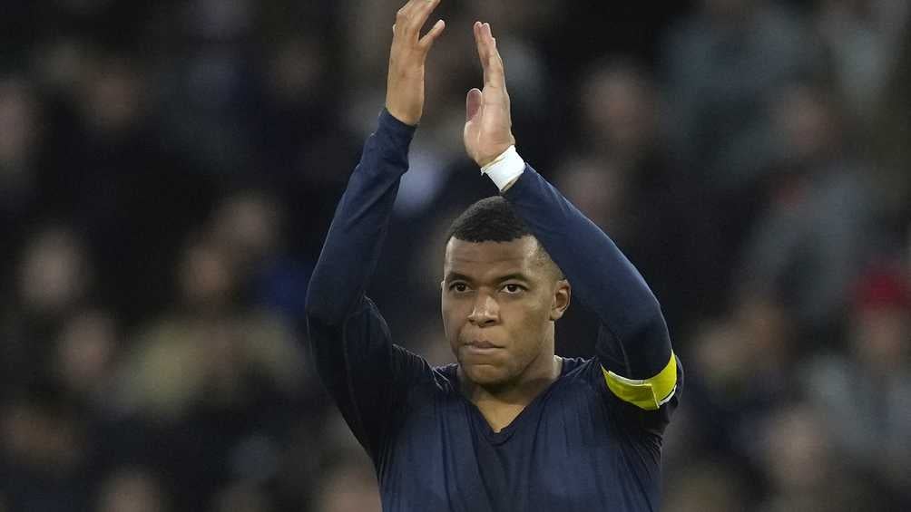 Mbappé con el gafete de capitán