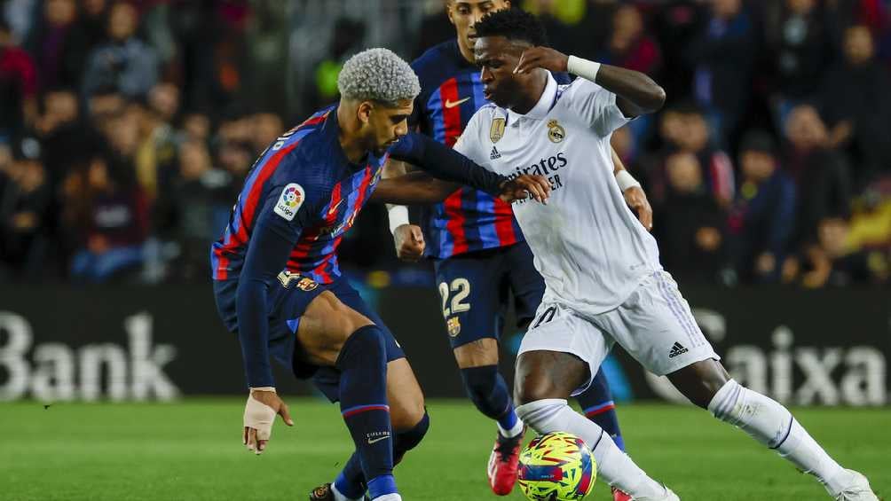 Vinicius encarando a Araújo en El Clásico