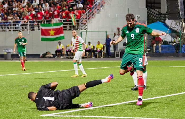 Santiago Giménez luego de una jugada donde el portero de Surinam se queda con el balón