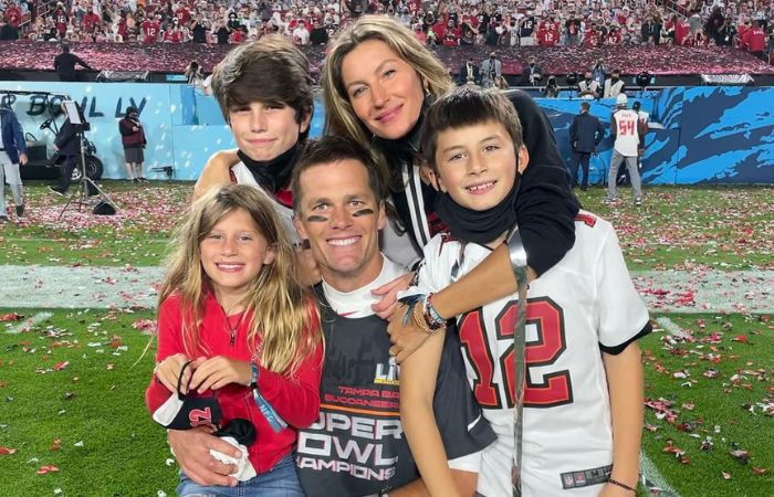 La familia Brady celebrando la victoria de Tom en el Super Bowl LIV