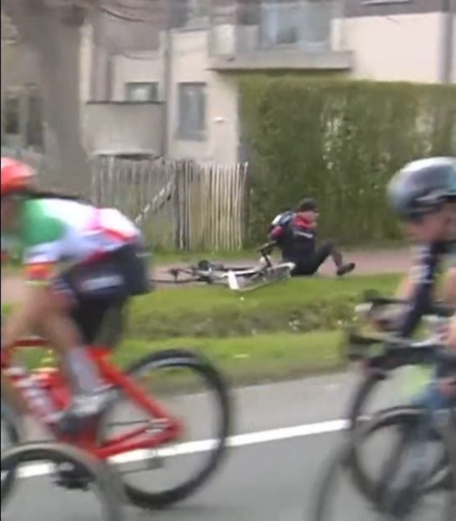 Ciclistas viendo al aficionado tirado 