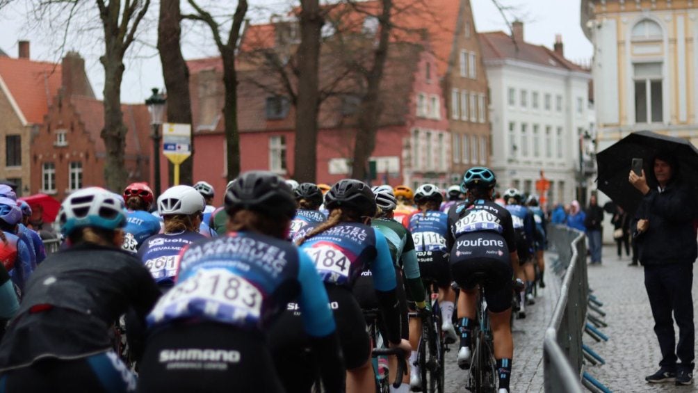 Accidente en Classic Brugge-De Panne: Ciclista aficionado queda herido después de intentar seguir el ritmo de los profesionales