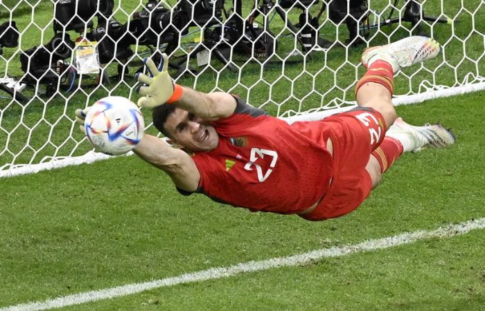 'Dibu' Martínez atajando un penal con la Selección de Argentina