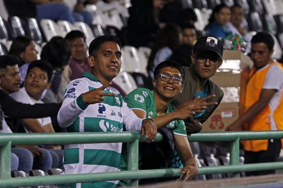 Aficionados de Santos Laguna y León en juego de Liga MX 