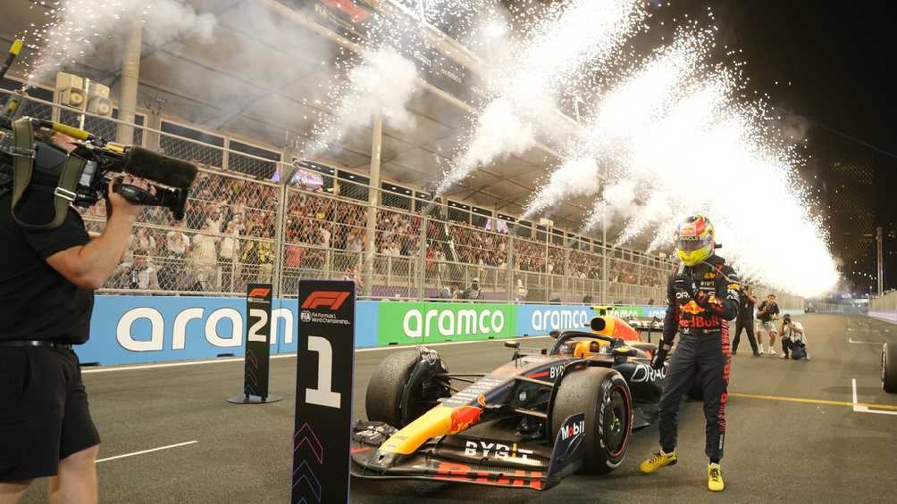 Checo Pérez: Prensa inglesa cree que el mexicano no debe ayudar a Verstappen