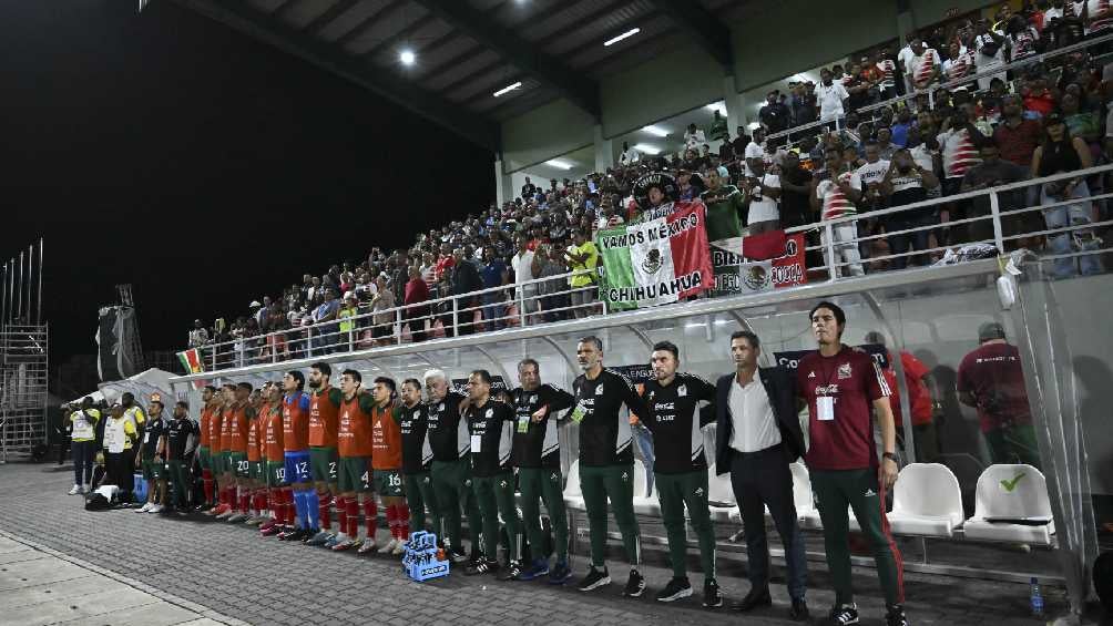 Directivos y jugadores previo al juego vs Surinam