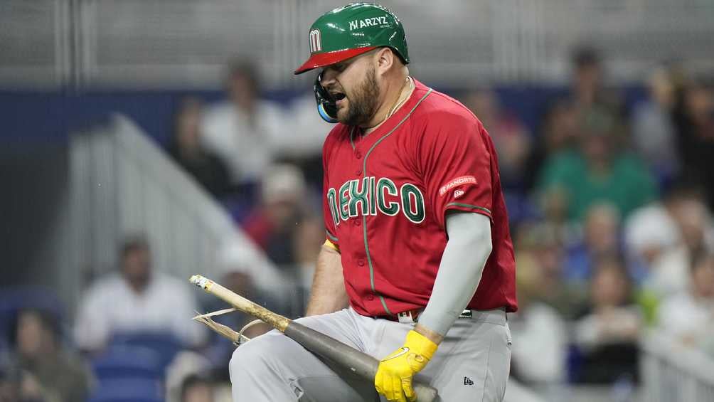 Rowdy Tellez rompiendo un bate por frustración